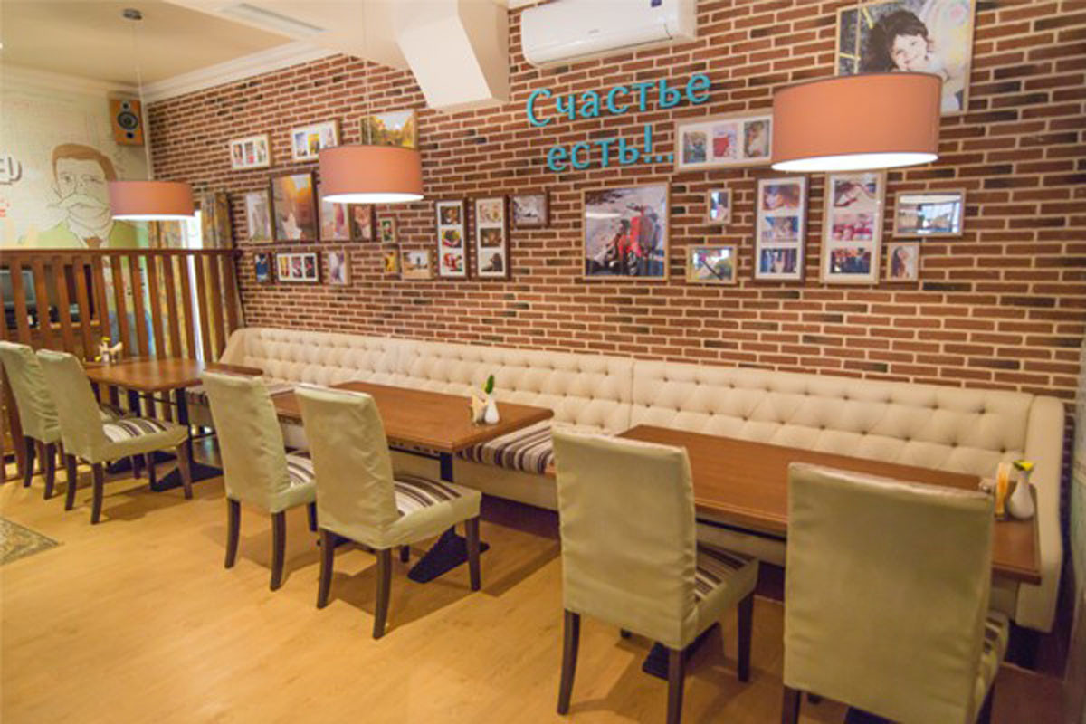 Основной зал — Ресторан Своя Компания на Комсомольском проспекте