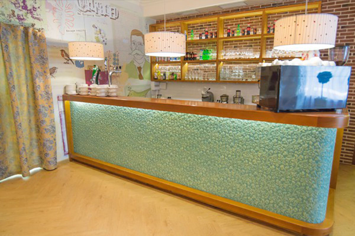 Основной зал — Ресторан Своя Компания на Комсомольском проспекте