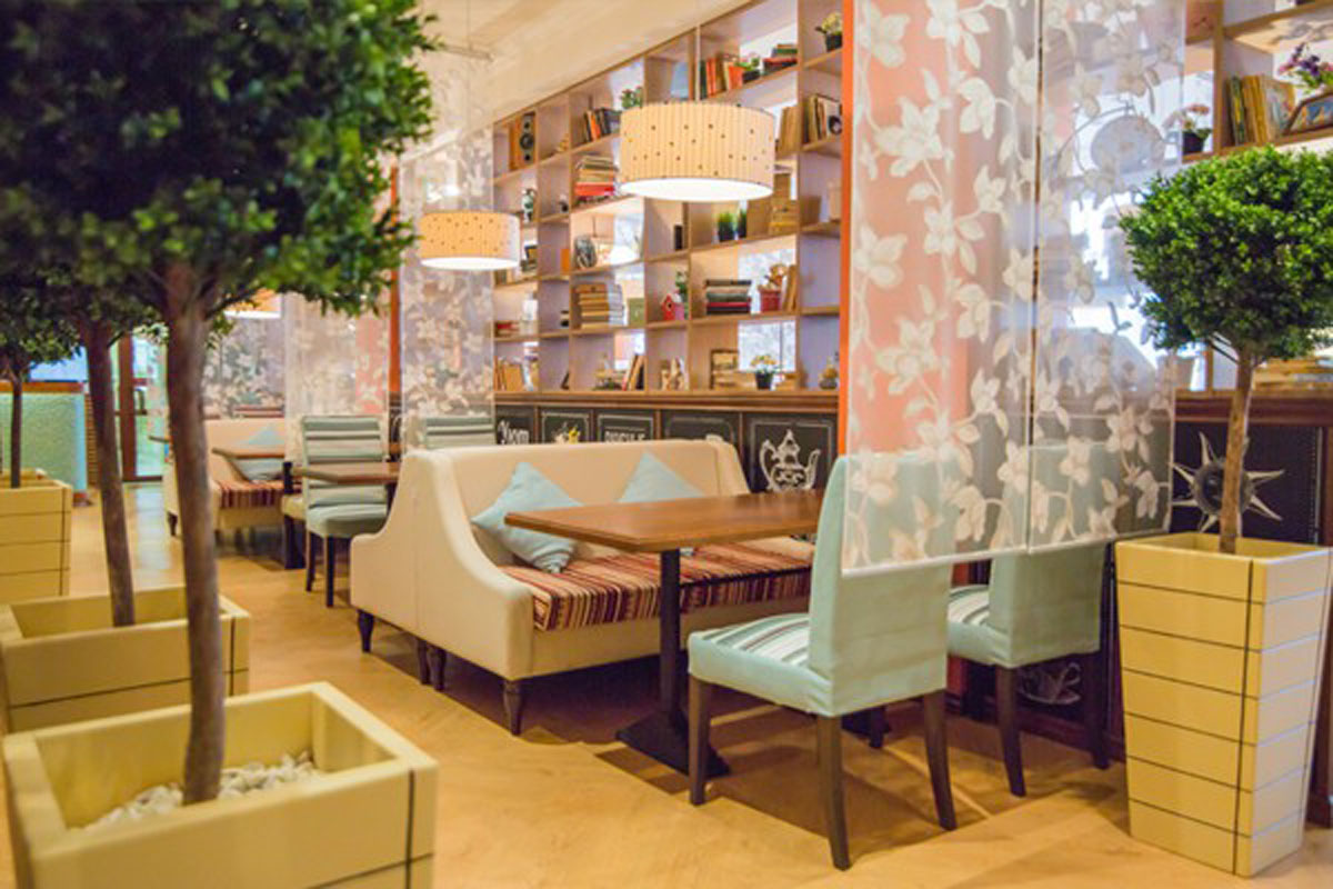 Основной зал — Ресторан Своя Компания на Комсомольском проспекте