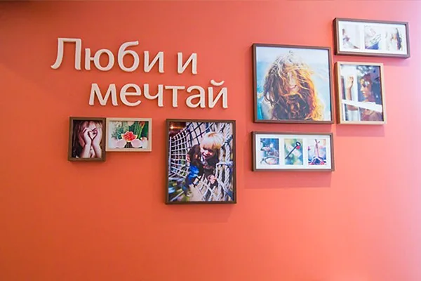 Ресторан Своя Компания на Комсомольском проспекте, Основной зал — фото