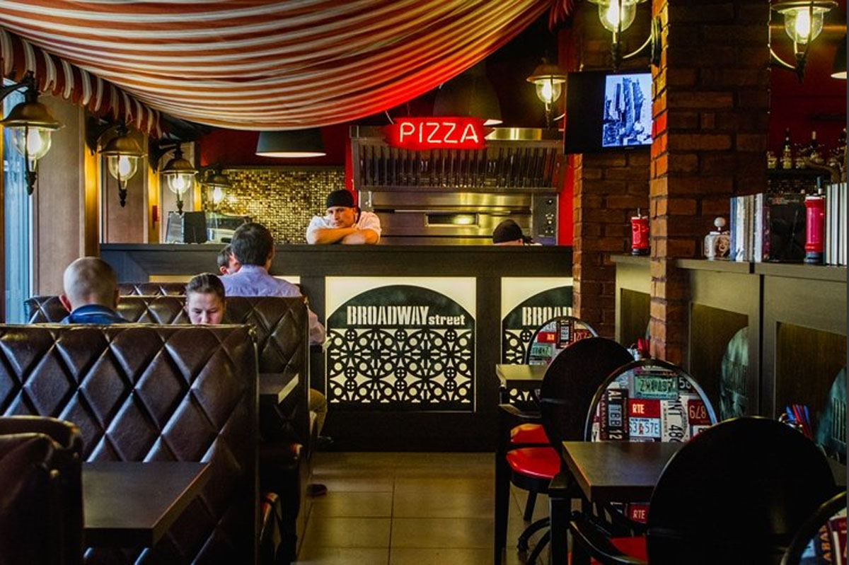 Основной зал — Бродвей стрит