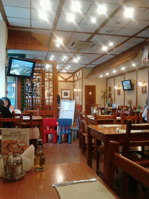 Основной зал — Пиццерия Помидор на улице Горького
