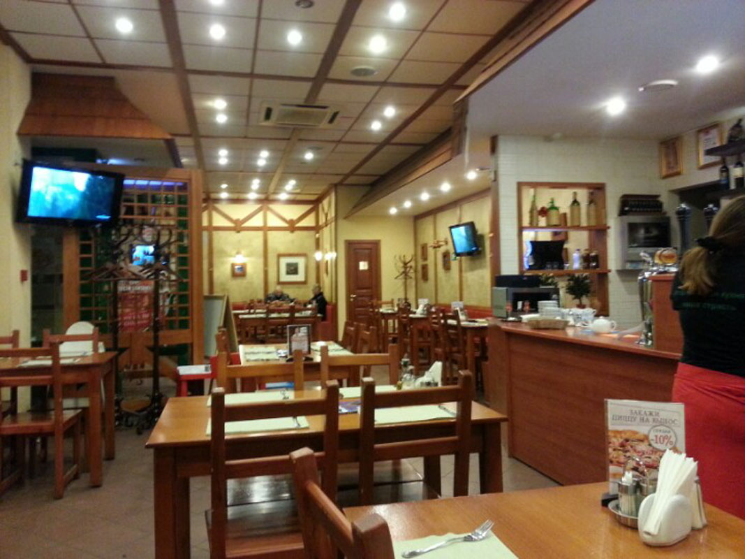 Основной зал — Пиццерия Помидор на улице Горького