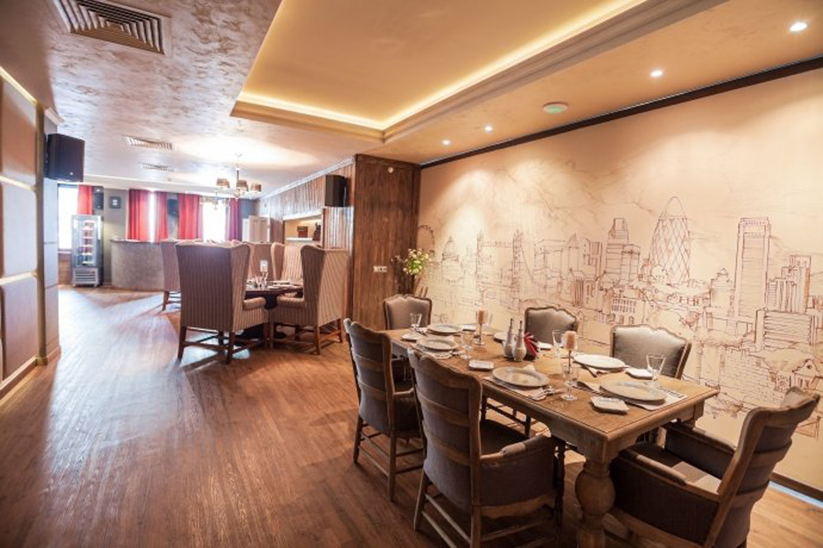 Основной зал — The Rules премиум-ресторан