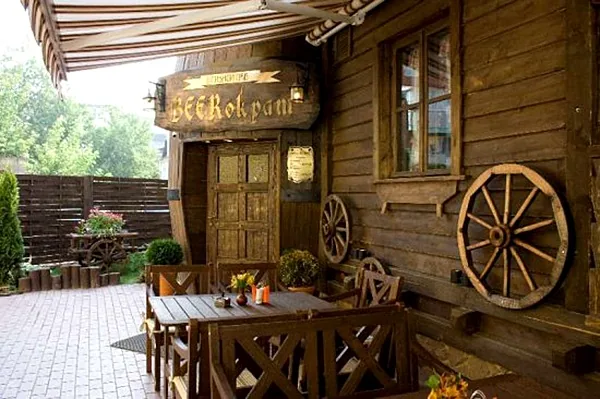 Пивной паб Beerократ на улице Трёхсвятская, Основной зал — фото