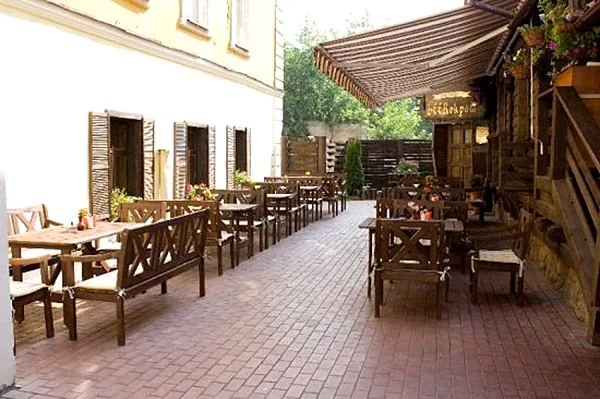 Пивной паб Beerократ на улице Трёхсвятская, Основной зал — фото