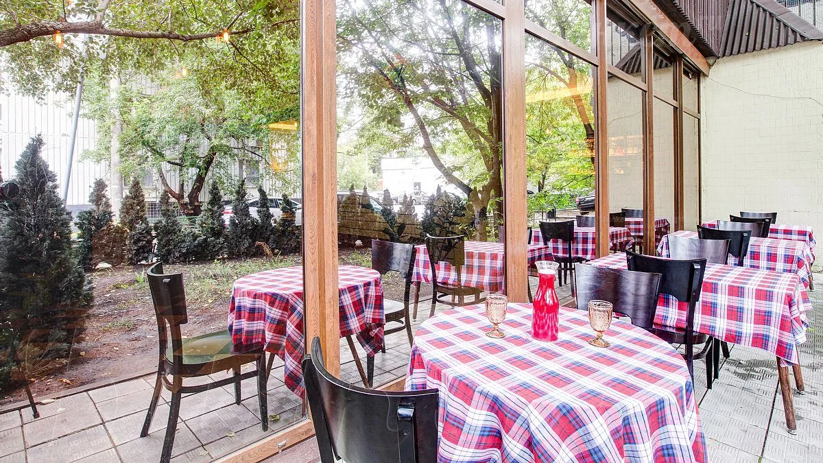 Летняя веранда — банкетный зал Ля кафе / Ля Кафе  Гриль и Пицца / Le Cafe Grill & Pizza, фото