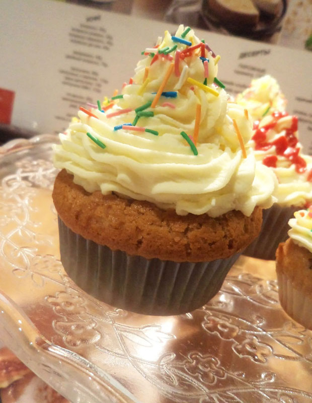 Основной зал — Милк & Хани на Советской