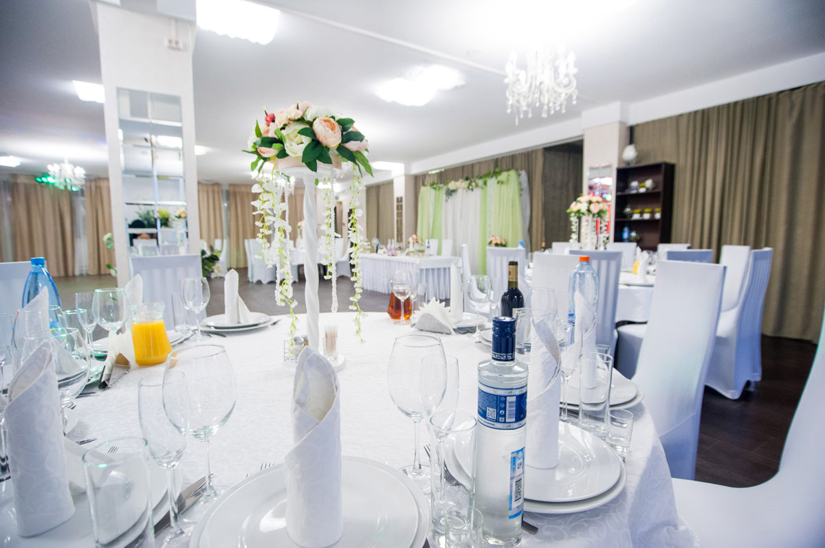 Большой банкетный зал — Шартрез