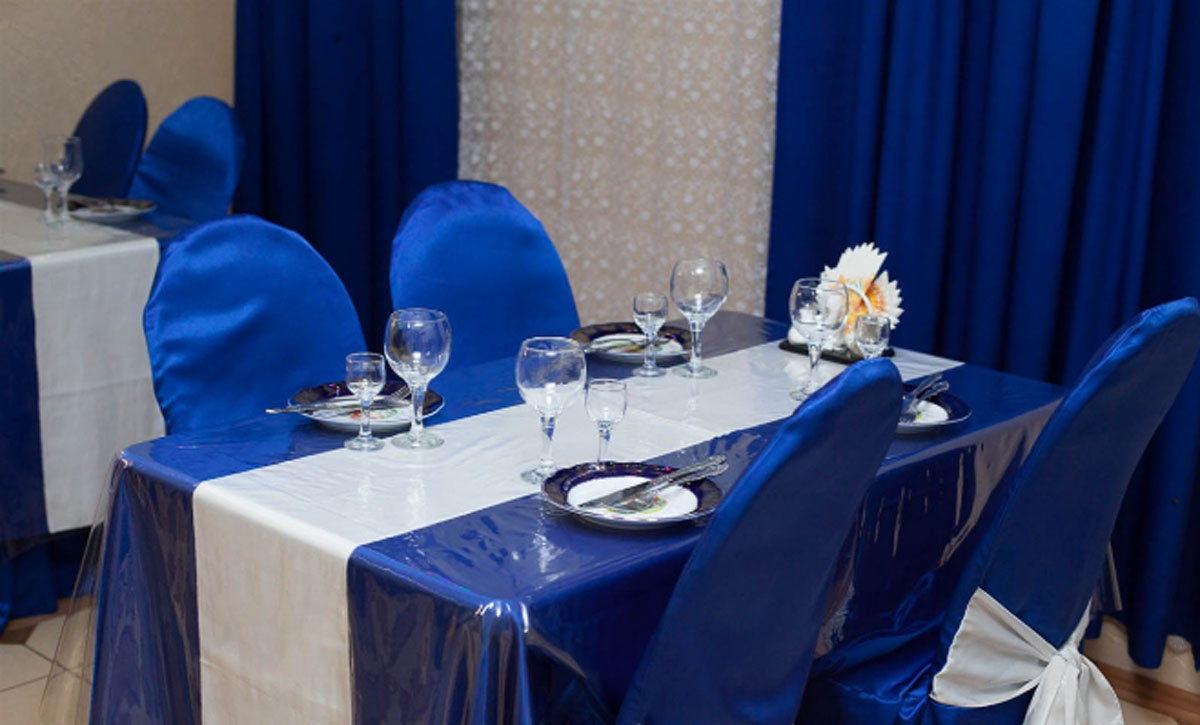 Основной зал — У фонтана на Оборонной улице