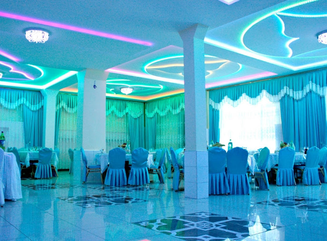 Основной зал — У фонтана на Оборонной улице