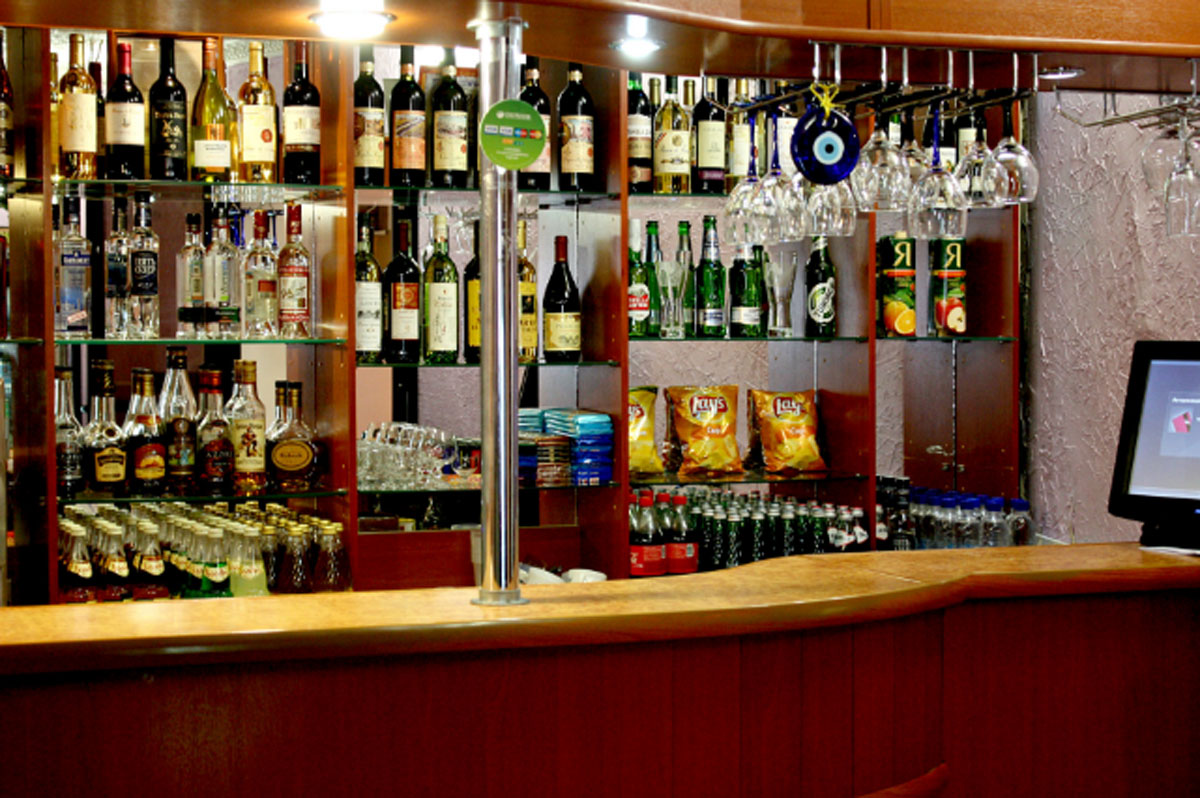 Основной зал — У фонтана на Оборонной улице