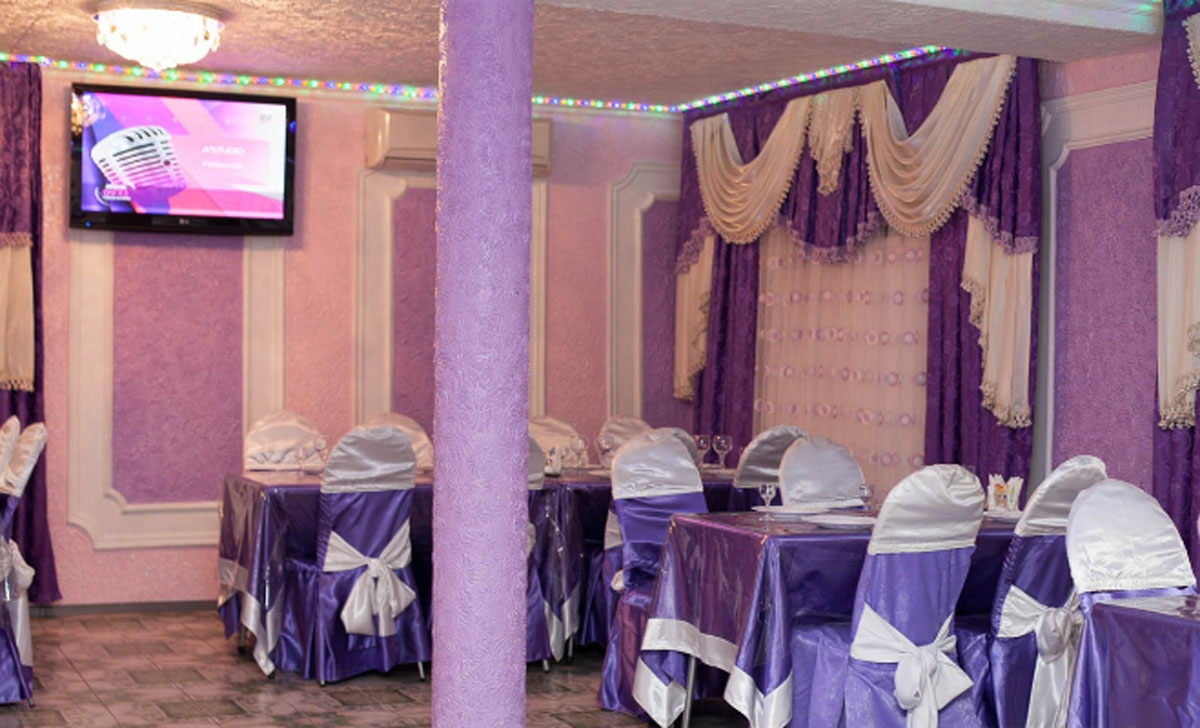 Основной зал — У фонтана на Оборонной улице