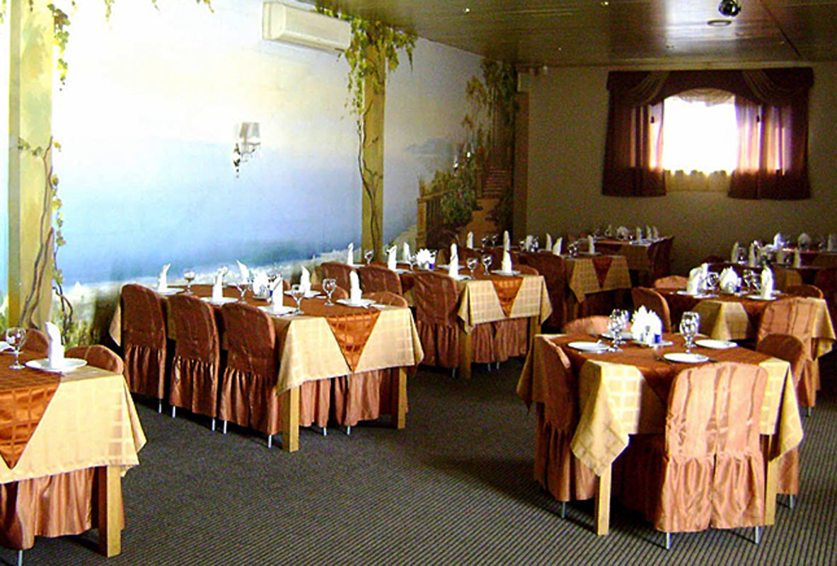 Кафе На набережной — Основной зал, фото банкетного зала