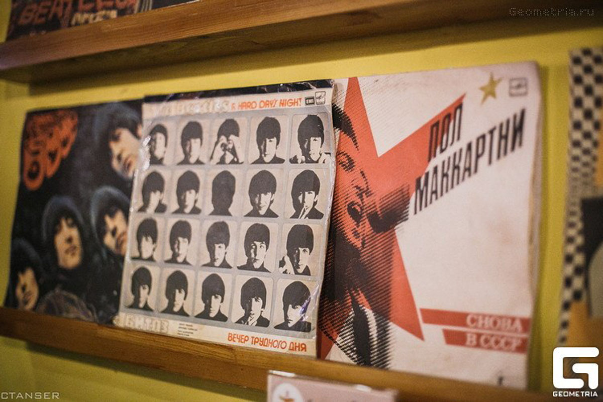 Основной зал — Желтая подводная лодка