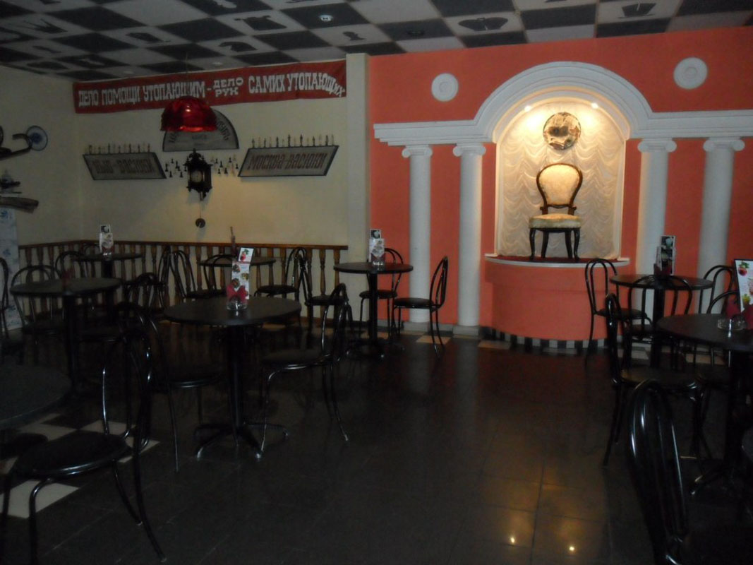 Основной зал — Рога и копыта