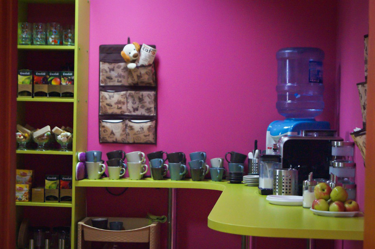 Основной зал — Нереальное кафе на Профсоюзной улице