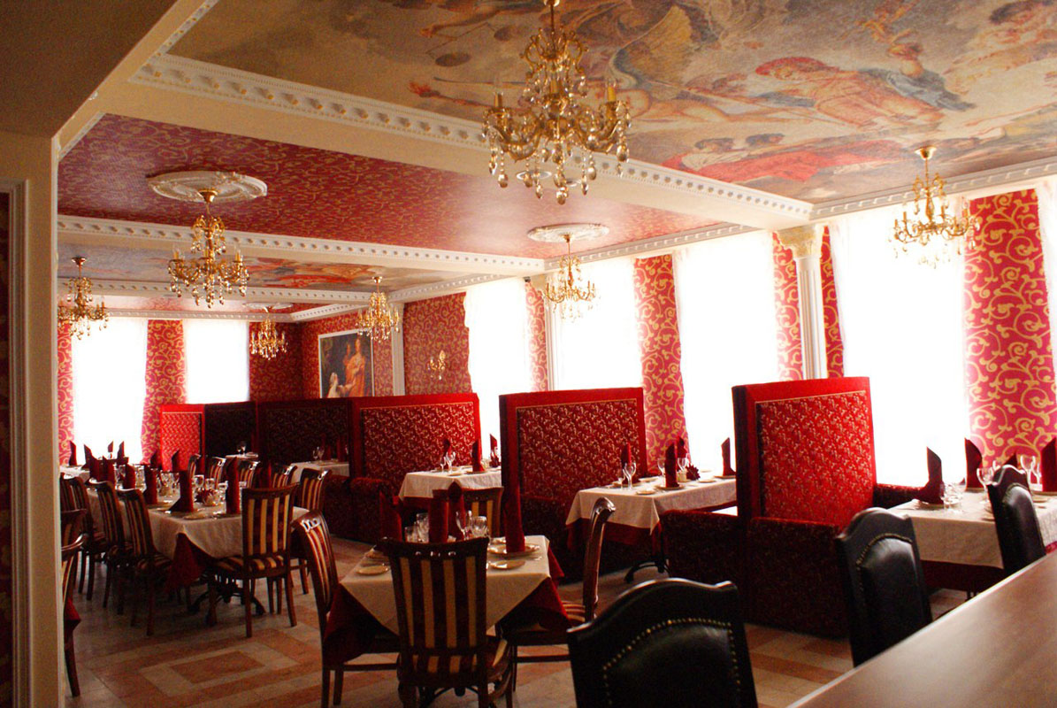 Основной зал — Император