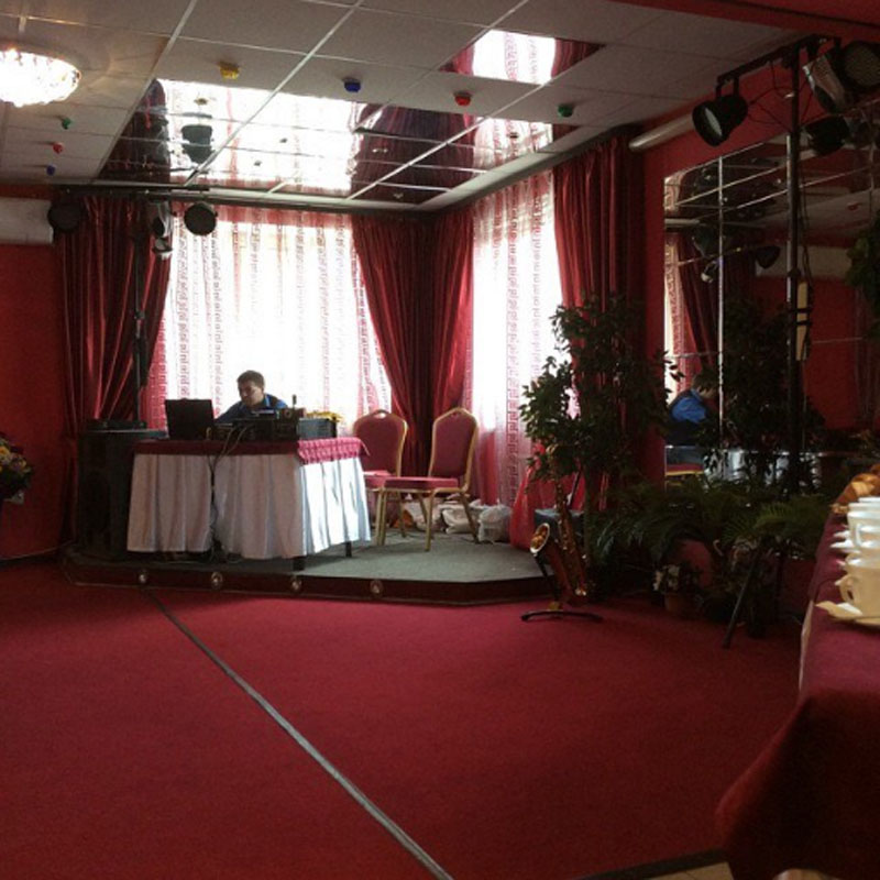 Основной зал — Ласточка на улице Интернациональной