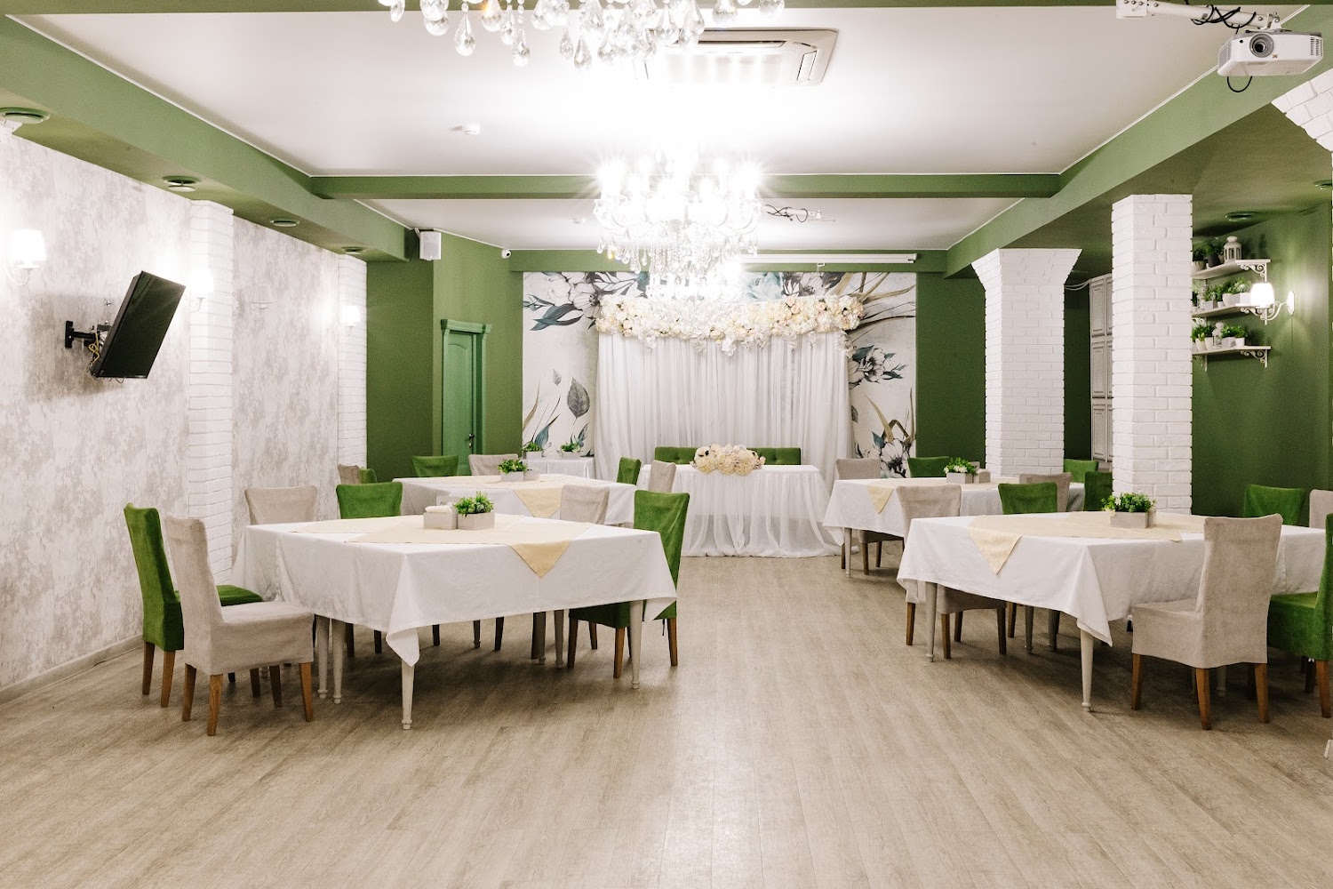 Белый зал — Green Wood