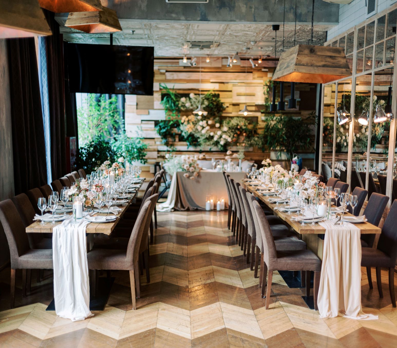 Вип зал с панорамными окнами — Bon App cafe