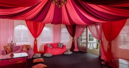 Шатер Павлин Шатер Павлин — интерьер зала