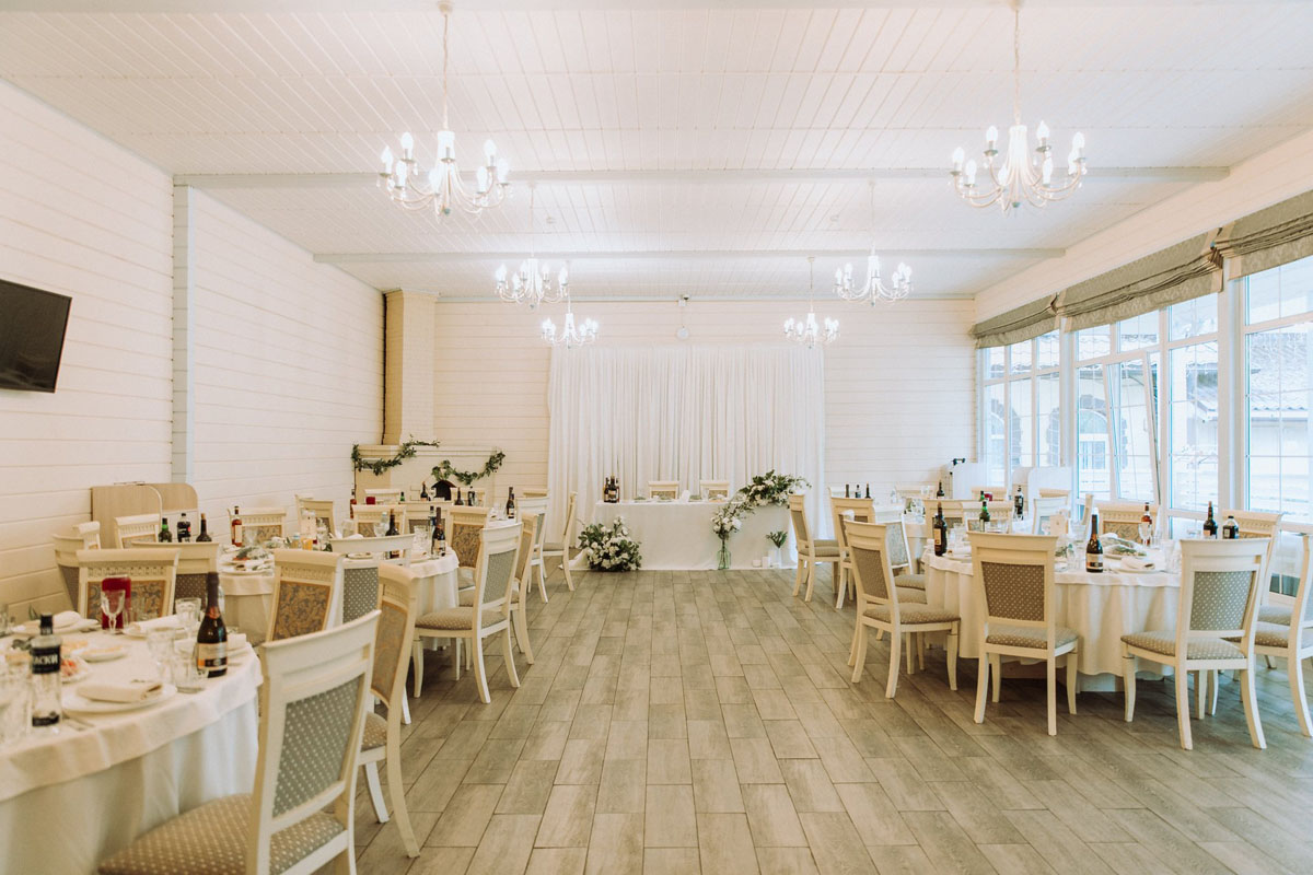 Банкетный зал «Веранда с камином» вместимостью до 100 персон