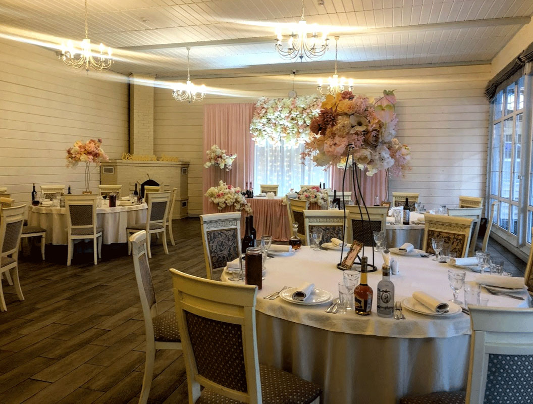 Банкетный зал «Веранда с камином» вместимостью до 100 персон