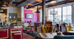 Зал с открытой кухней — интерьер зала