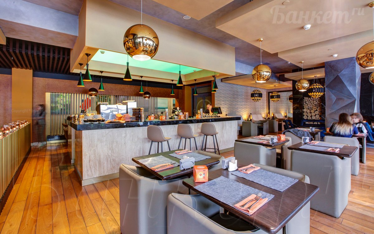 Зал один, лауж зона, зона с камином, бар — Атмосфера