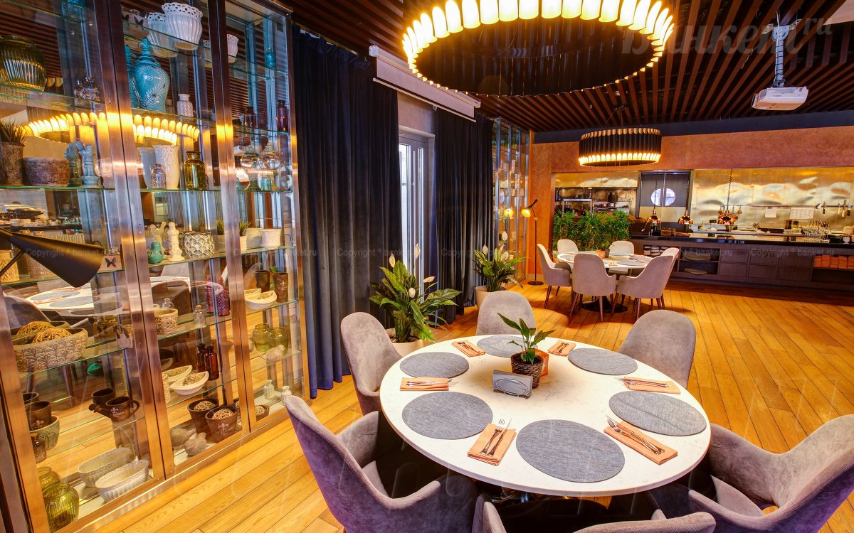 Зал один, лауж зона, зона с камином, бар — Атмосфера