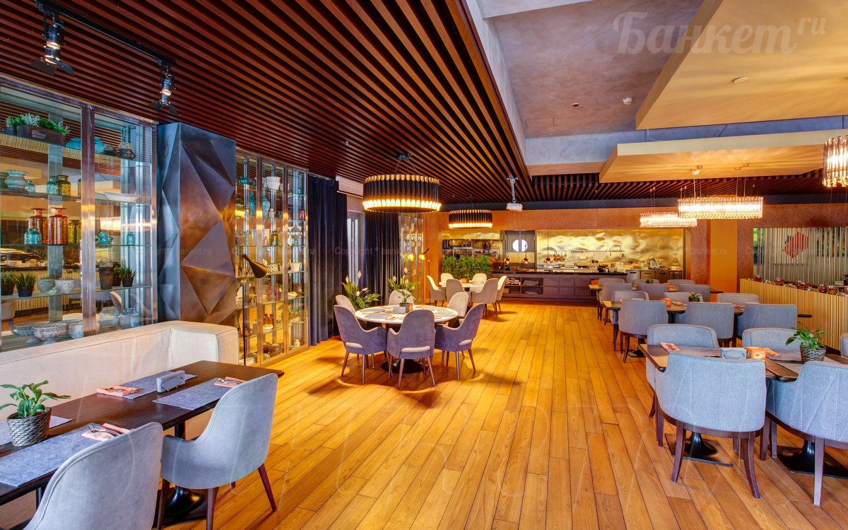 Зал один, лауж зона, зона с камином, бар — Атмосфера