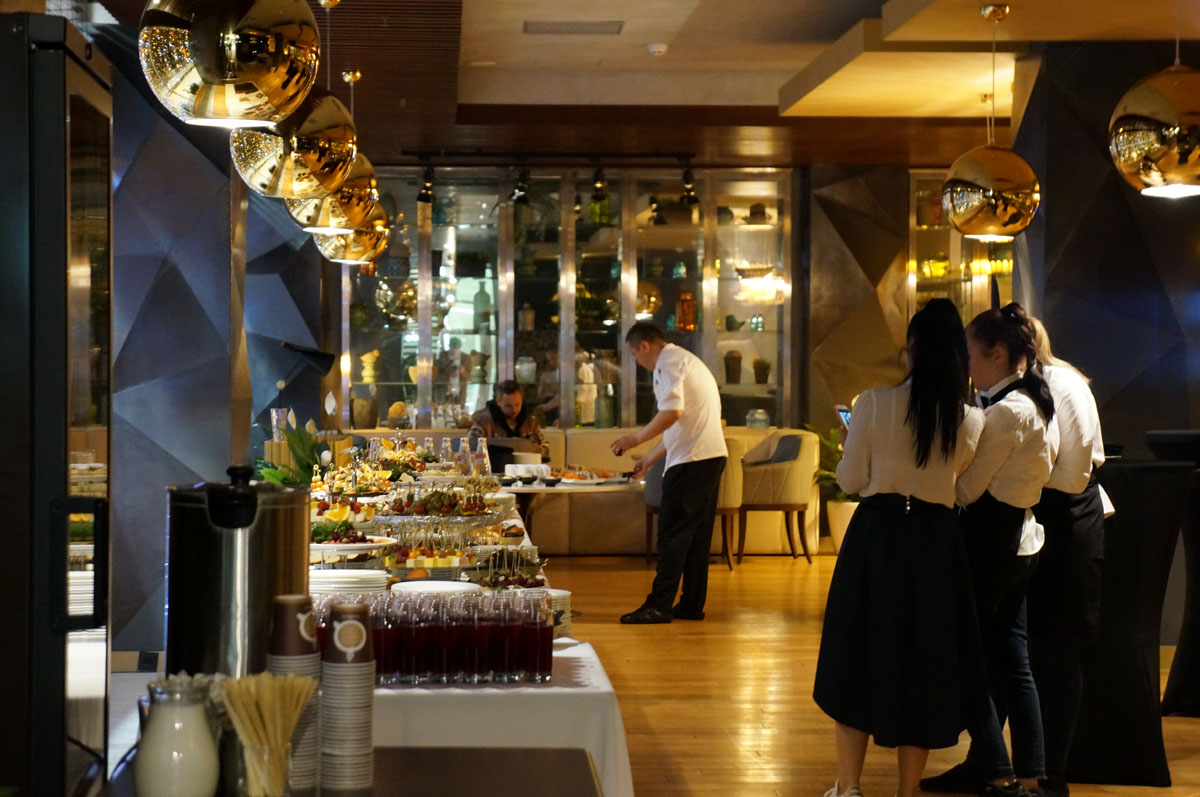 Зал один, лауж зона, зона с камином, бар — фото 44