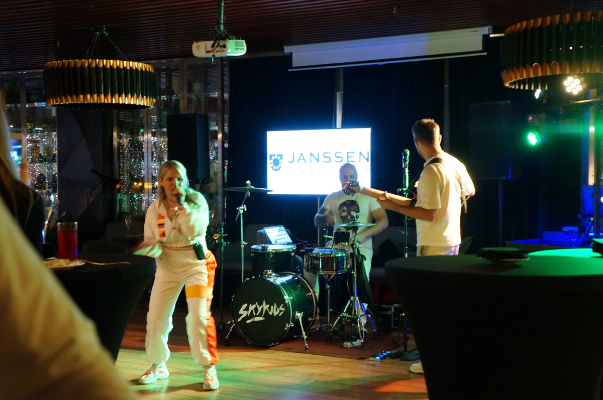 Зал один, лауж зона, зона с камином, бар — фото 54