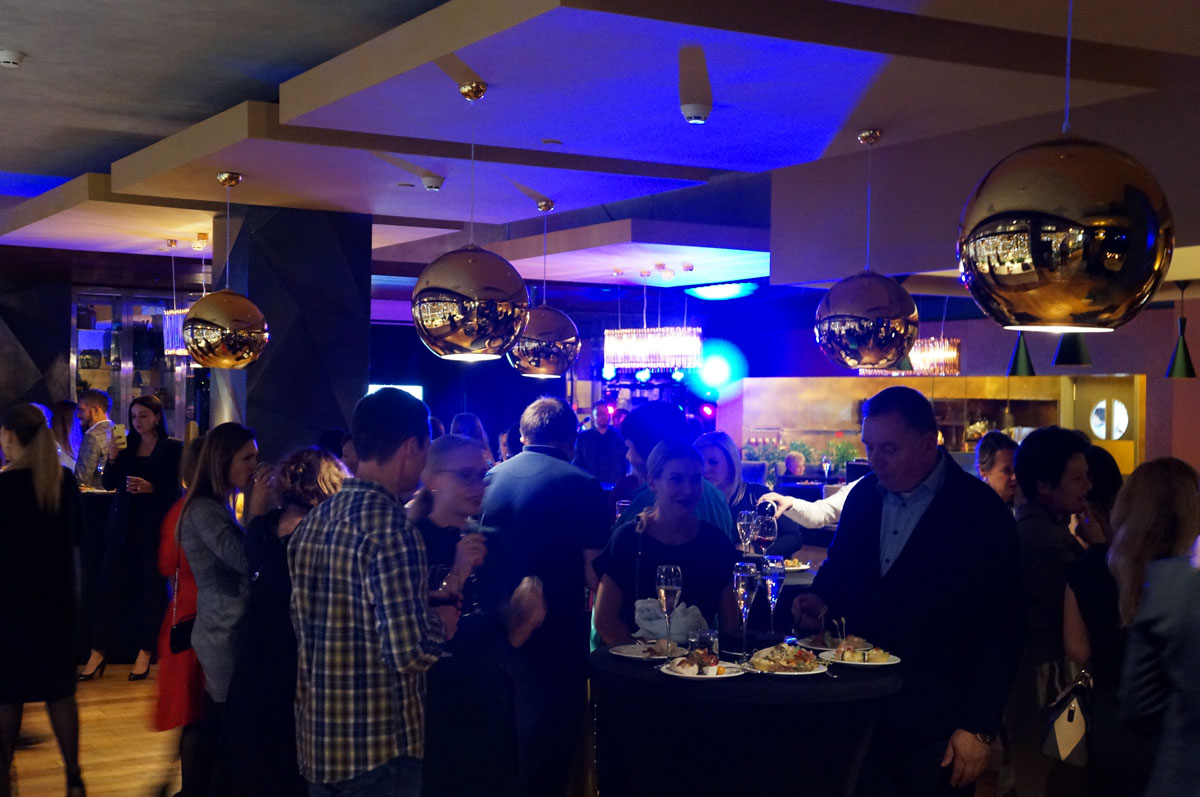 Зал один, лауж зона, зона с камином, бар — фото 62