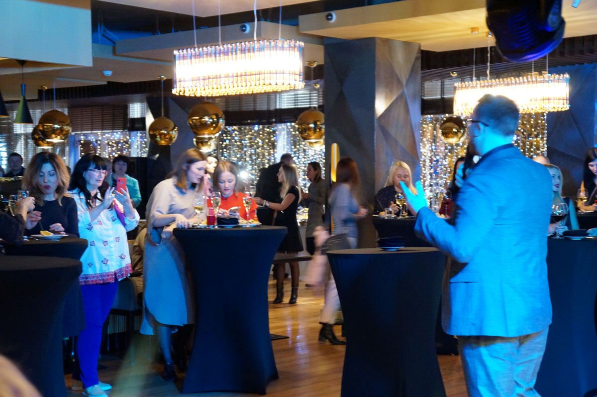 Зал один, лауж зона, зона с камином, бар — фото 63