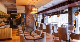 Зал один, лауж зона, зона с камином, бар — подробнее о зале