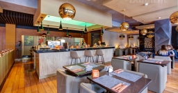 Зал один, лауж зона, зона с камином, бар — фото 4