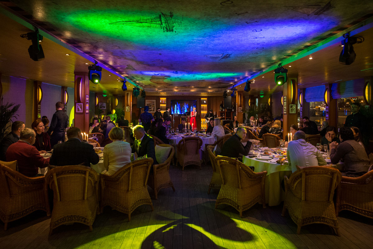 Банкетный зал на нижней палубе ресторана-яхты Чайка — Yacht Event