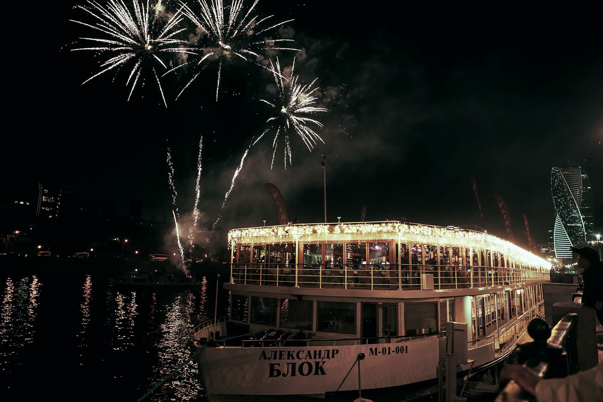 Банкетный зал на нижней палубе ресторана-яхты Чайка — фото 3