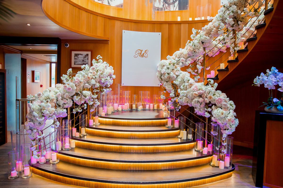 Банкетный зал на нижней палубе ресторана-яхты Чайка — фото 4