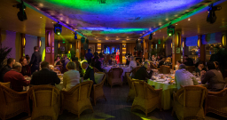 Банкетный зал на нижней палубе ресторана-яхты Чайка — интерьер зала