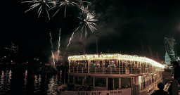 Банкетный зал на нижней палубе ресторана-яхты Чайка — подробнее о зале