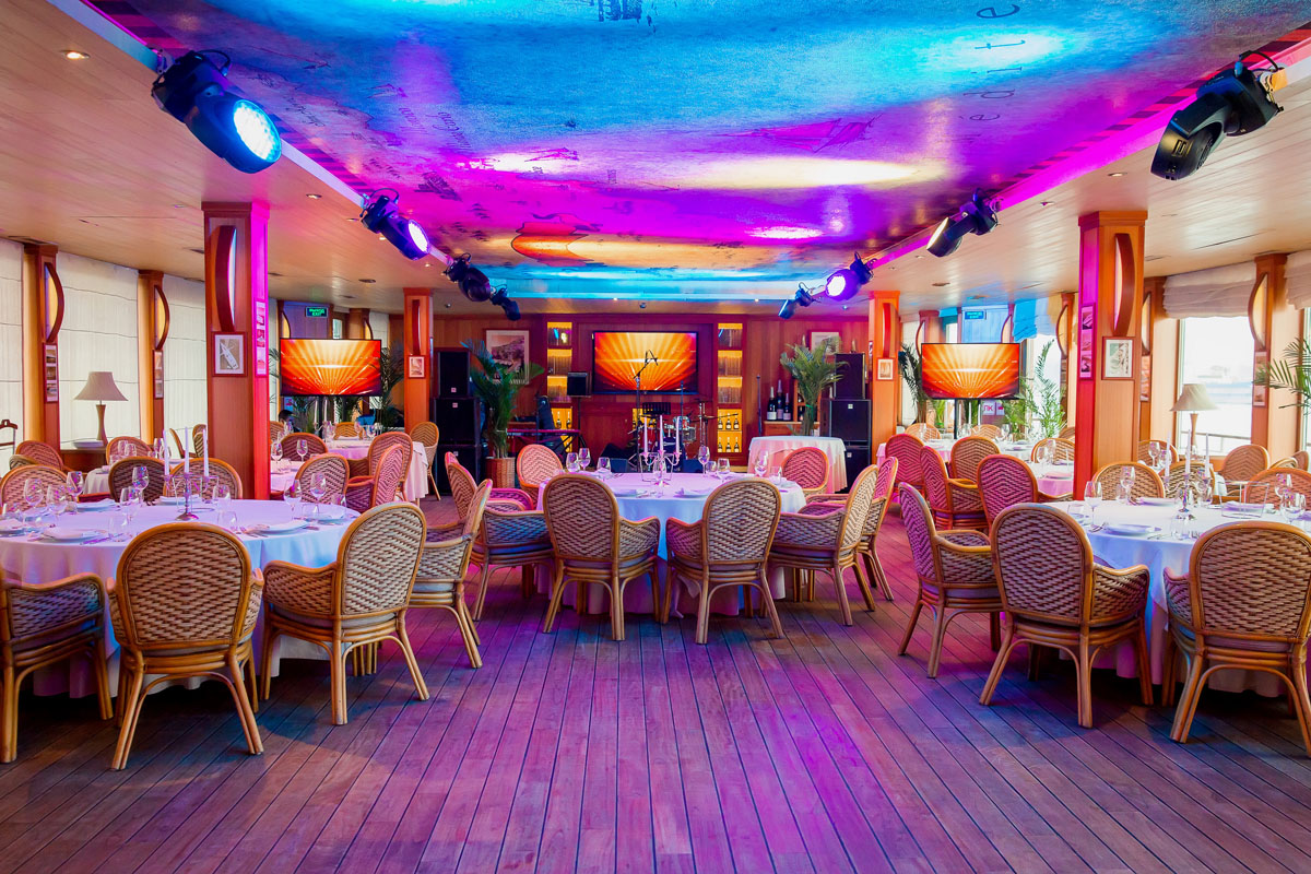 Банкетный зал на нижней палубе ресторана-яхты Ласточка — фото 2