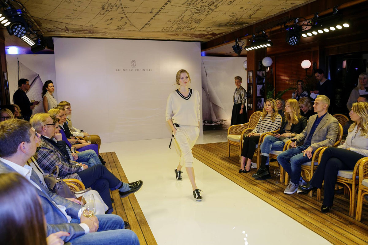 Банкетный зал на нижней палубе ресторана-яхты Ласточка — фото 3