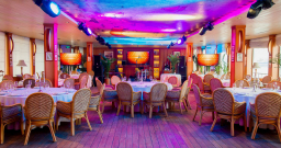 Банкетный зал на нижней палубе ресторана-яхты Ласточка — интерьер зала