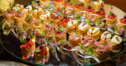 Банкетный зал на нижней палубе ресторана-яхты Ласточка — фото 5