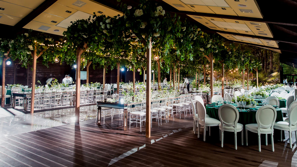 Мягкий зал на верхней палубе ресторана-яхты Чайка — Yacht Event