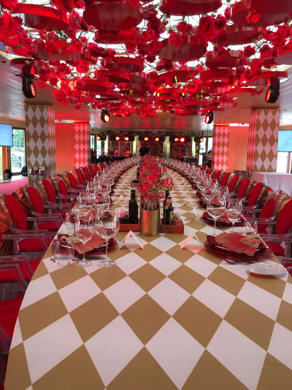 Мягкий зал на верхней палубе ресторана-яхты Чайка — фото 2