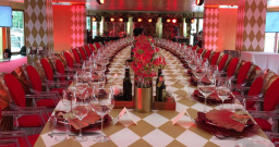 Мягкий зал на верхней палубе ресторана-яхты Чайка — интерьер зала